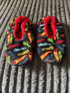 Hot Wheels Kids Black Car-Print Slip-On Footies with Red Lining
